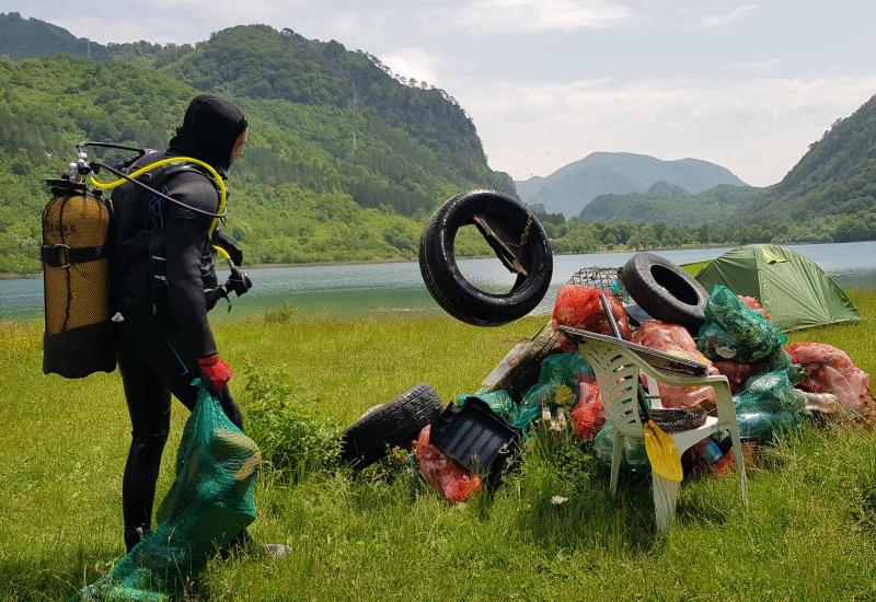 Iz Boračkog jezera uklonjeno 300 kg čvrstog otpada